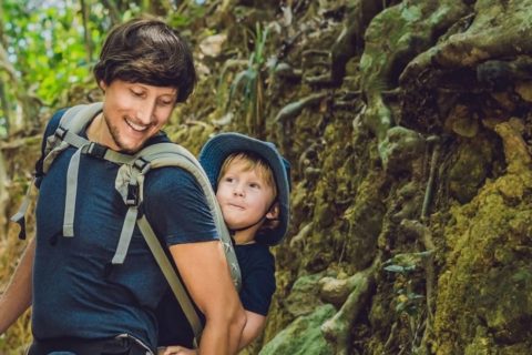 Kinder durch das Tragen verwöhnt